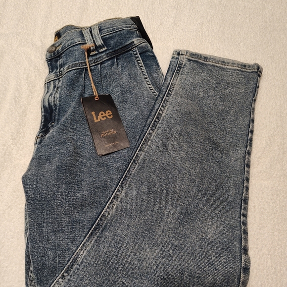 💙NWT Lee Modern Vintage High Rise No Stretch, Pleated Mom Jean, Acid Wash, 29 - Picture 5 of 15
